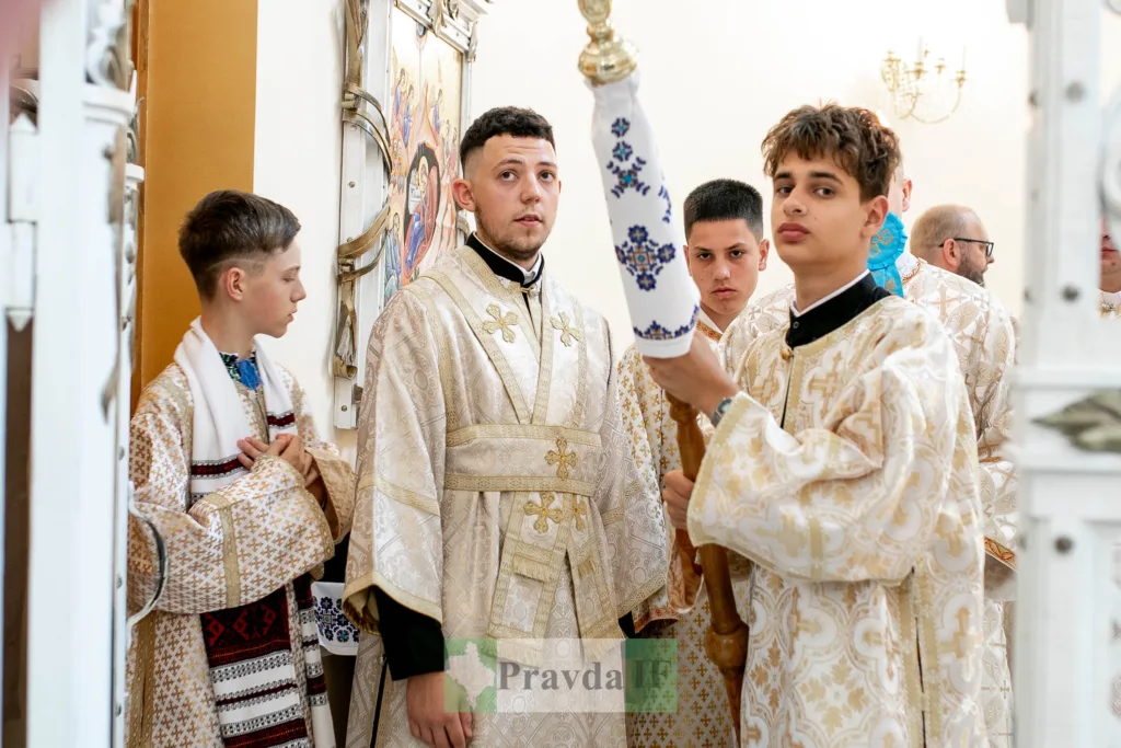 Юнаки у церковних ризах під час богослужіння