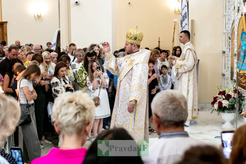 Священник проводить обряд у церкві перед парафіянами