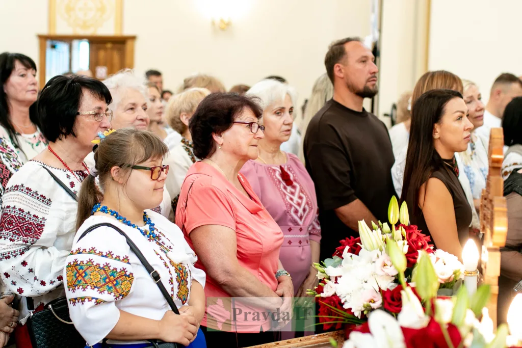 Люди у вишиванках під час церковної події
