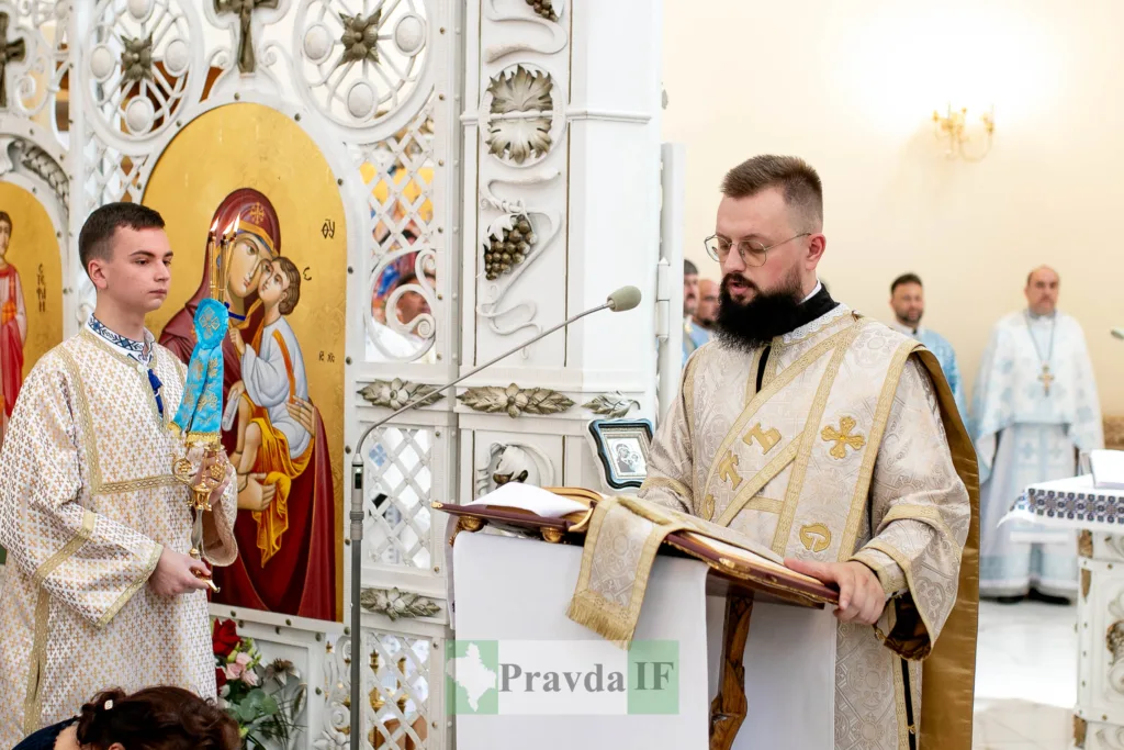 Священник проводить богослужіння у православній церкві