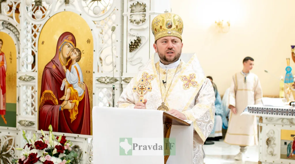 Священник проводить службу в церкві