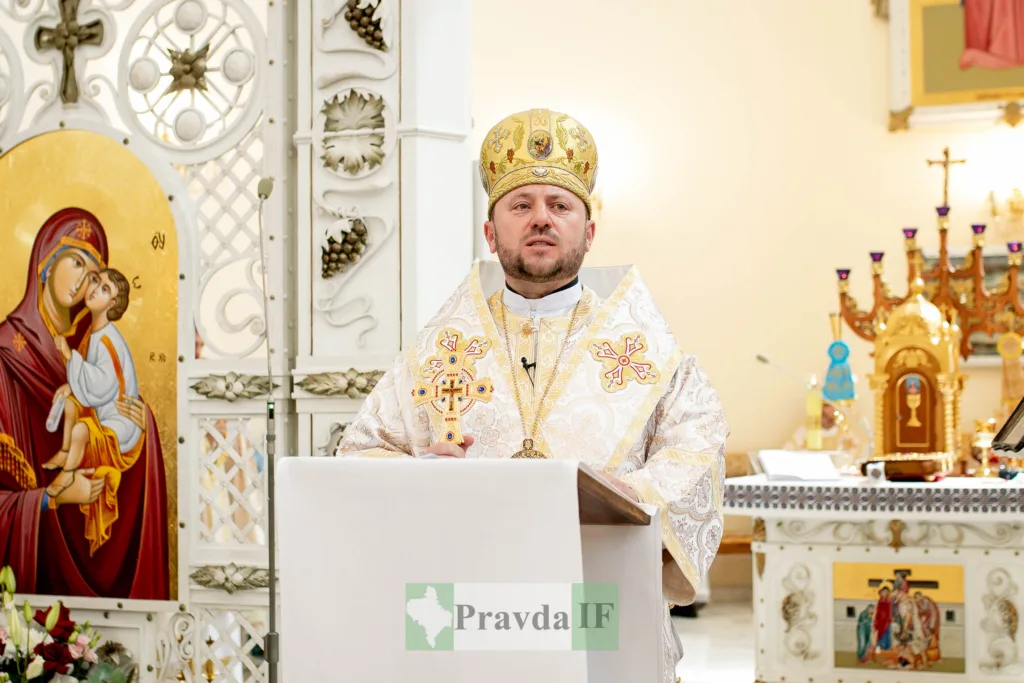 Священник проводить службу в церкві