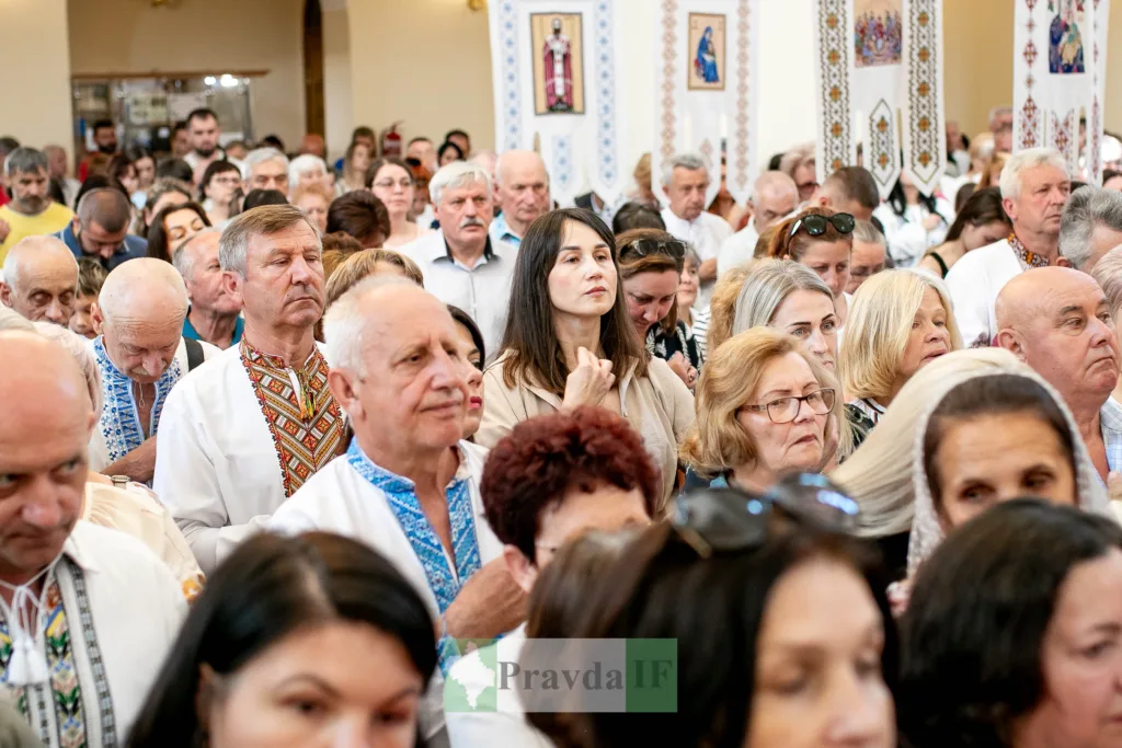 Люди у вишиванках під час церковної служби
