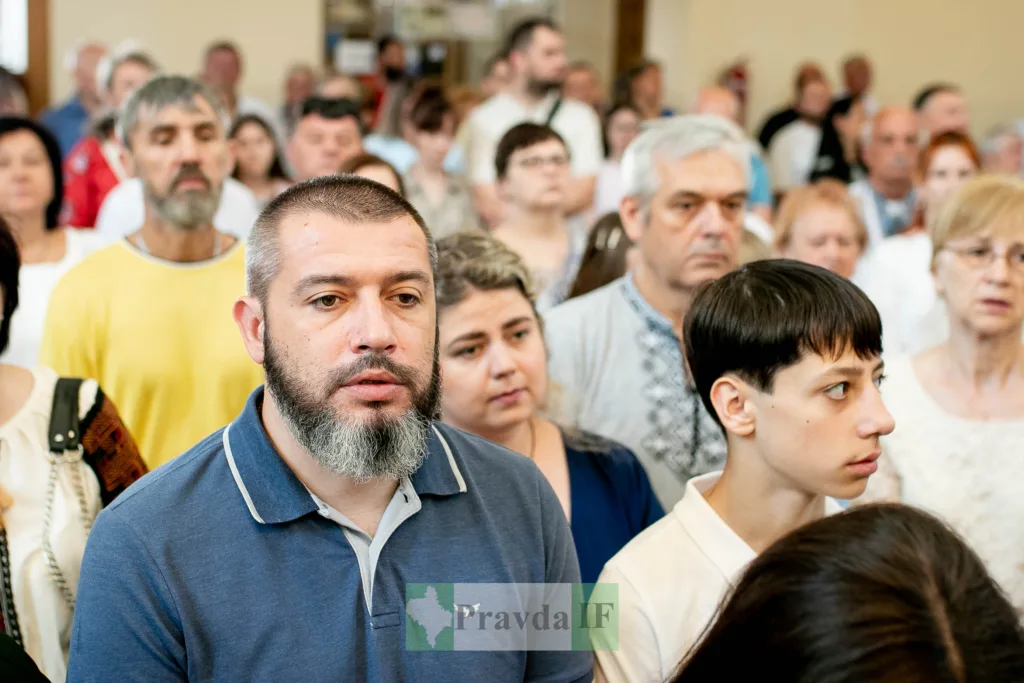 Люди зібралися на громадський захід у приміщенні