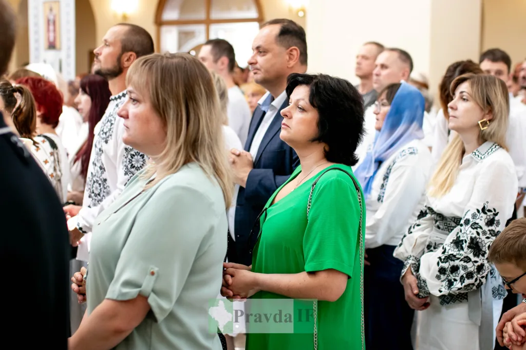 Люди у вишиванках на урочистому заході
