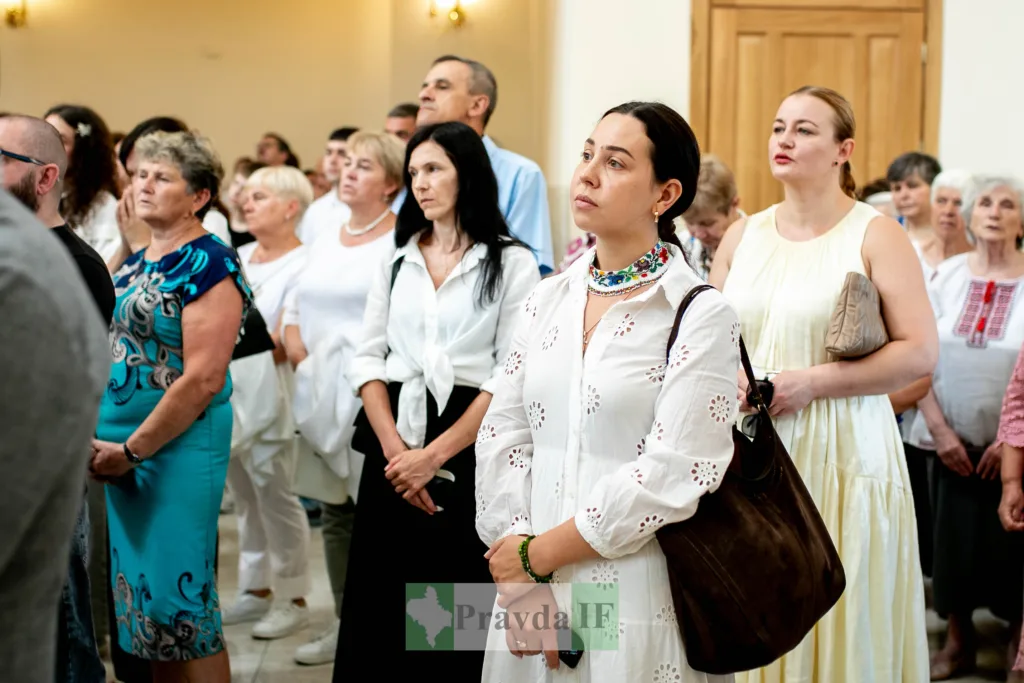 Люди на урочистому заході у вишиванках