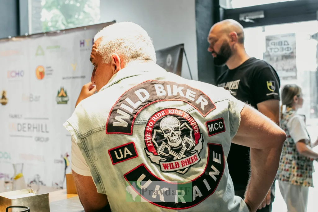 Байкер у жилетці клубу Wild Biker Україна