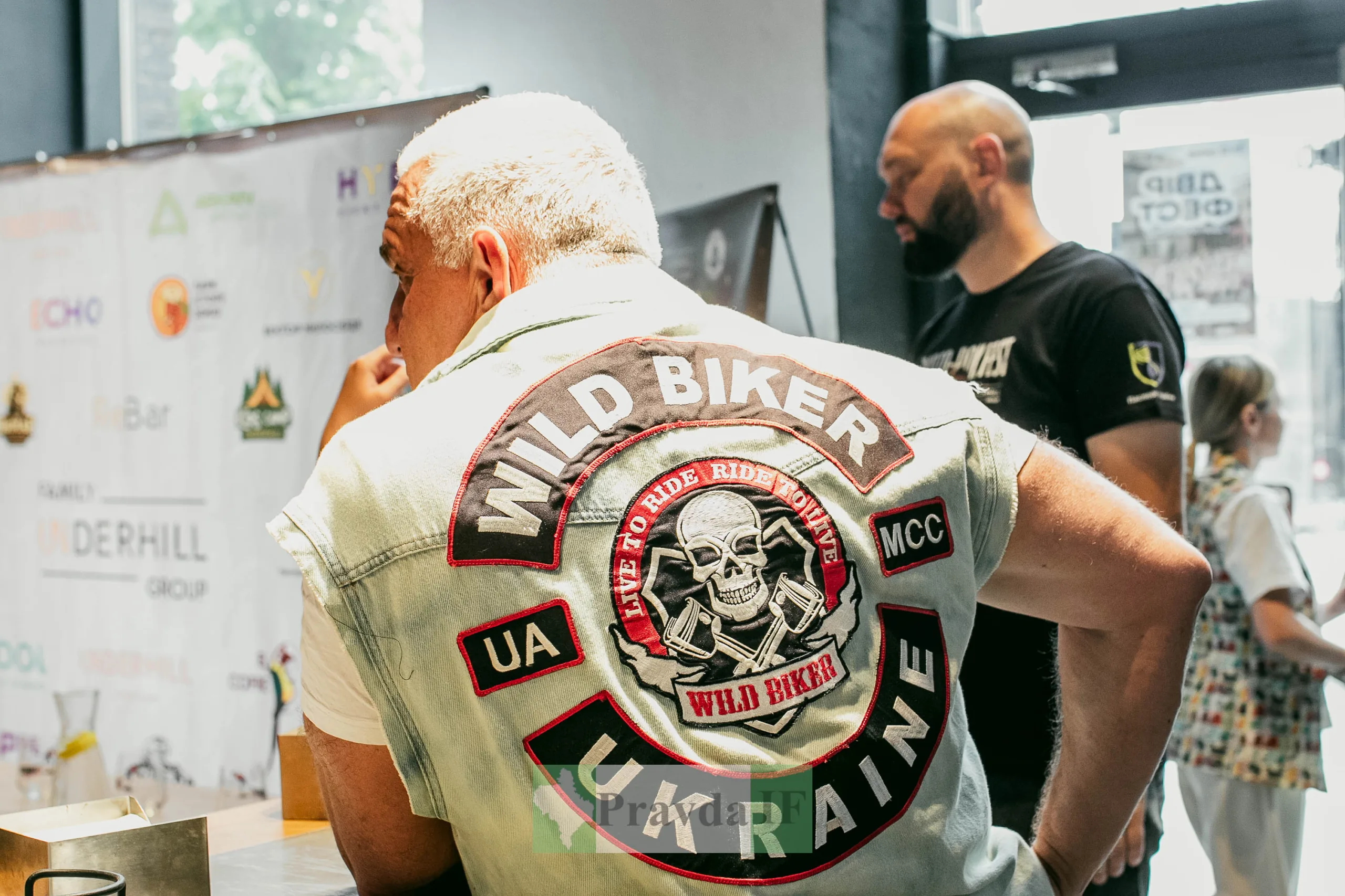 Байкер у жилетці клубу Wild Biker Україна