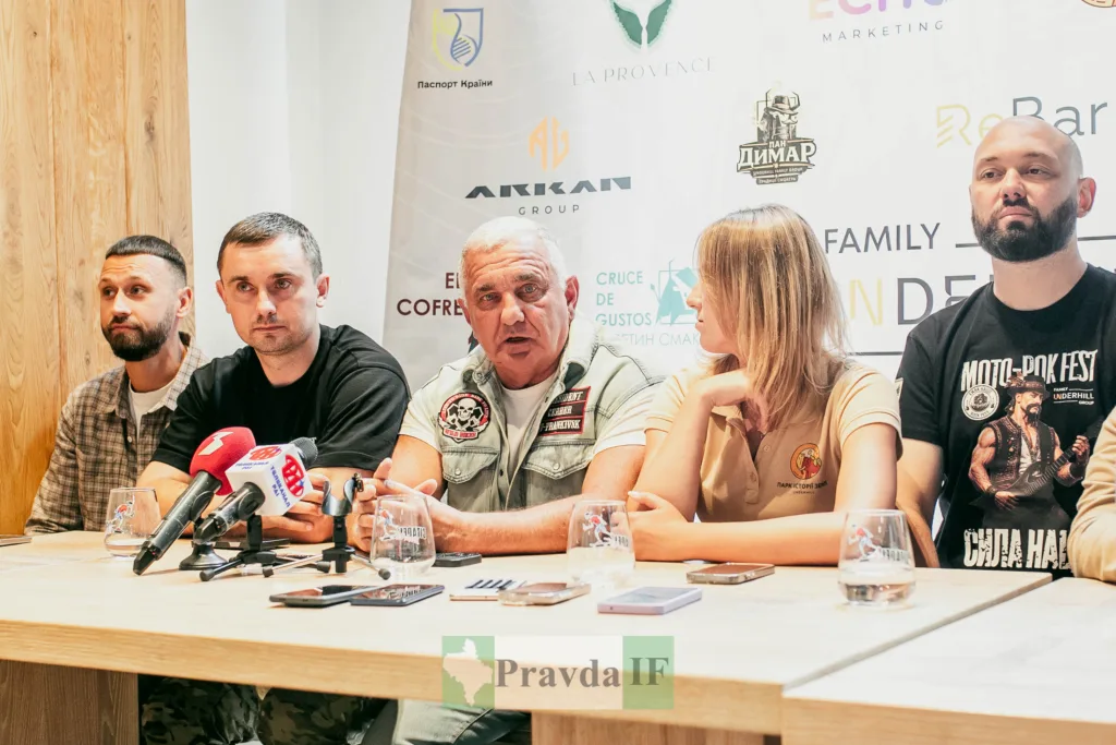 Пресконференція з п'ятьма учасниками за столом