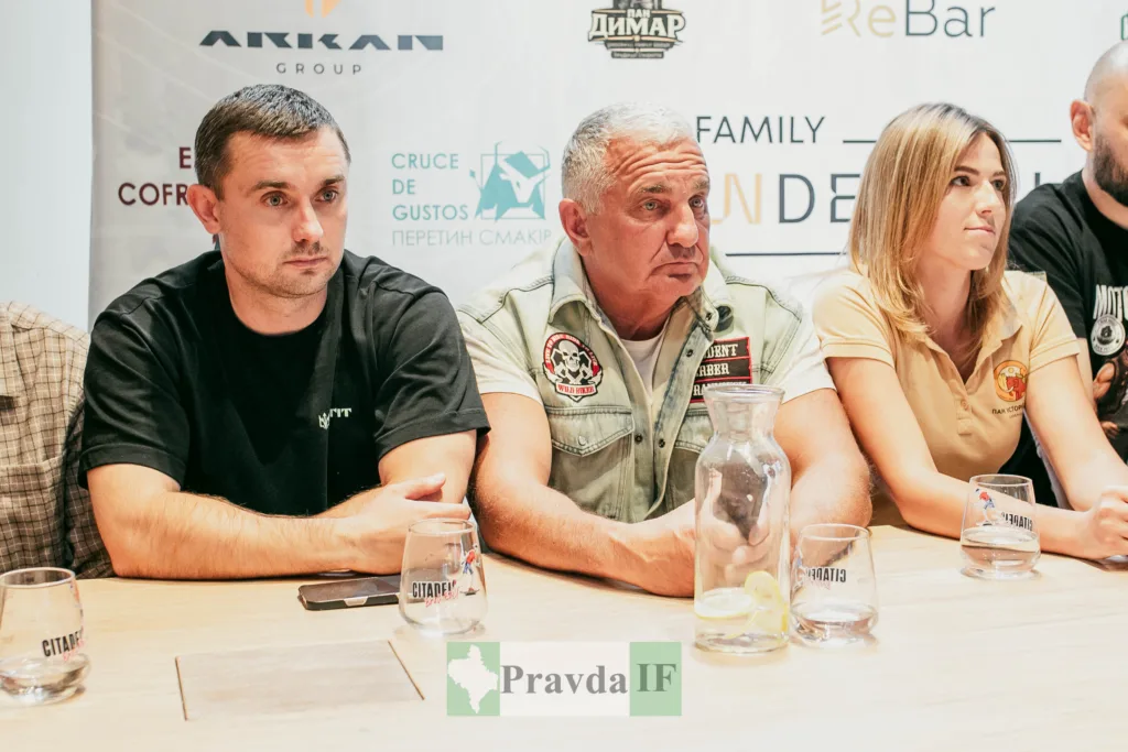 Пресконференція з учасниками за столом