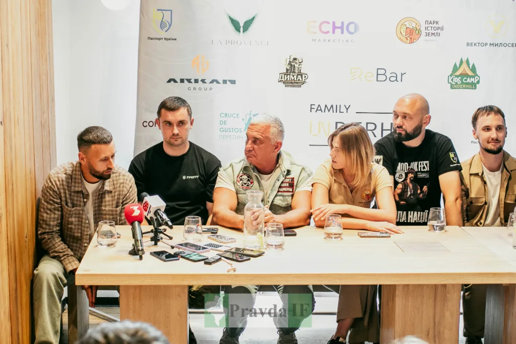 Пресконференція з шістьма учасниками за столом