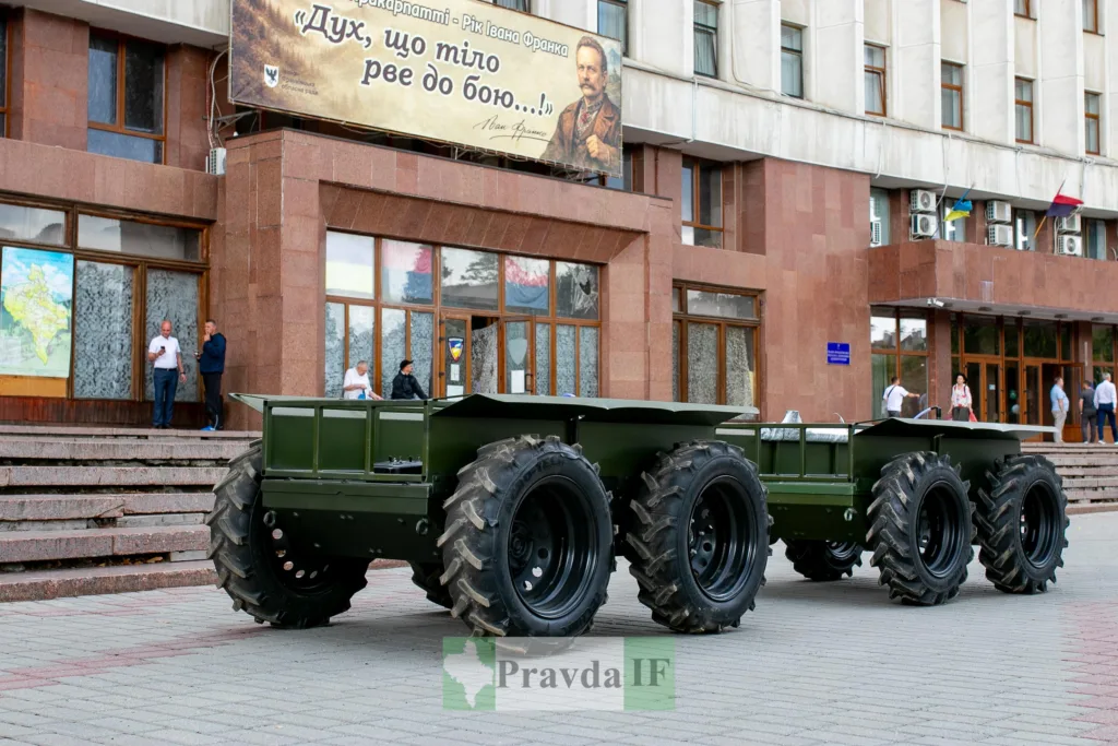 Військовий всюдихід перед адміністративною будівлею