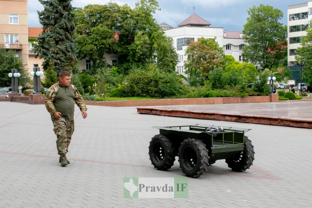 Військовий поруч із безпілотним наземним транспортом