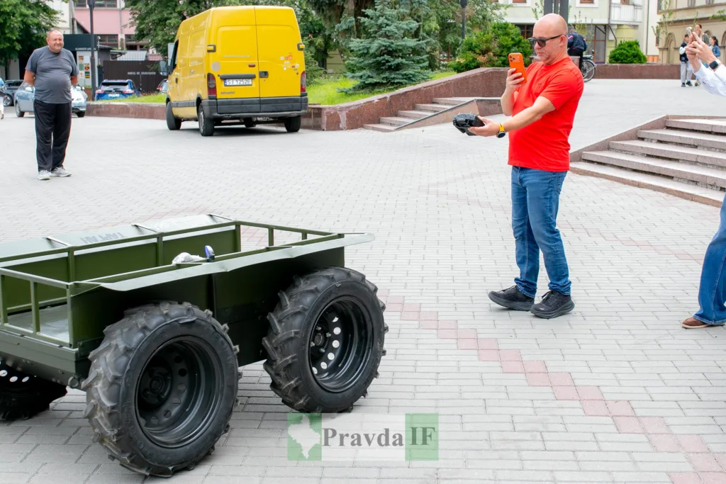 Чоловік керує дистанційним роботом на вулиці