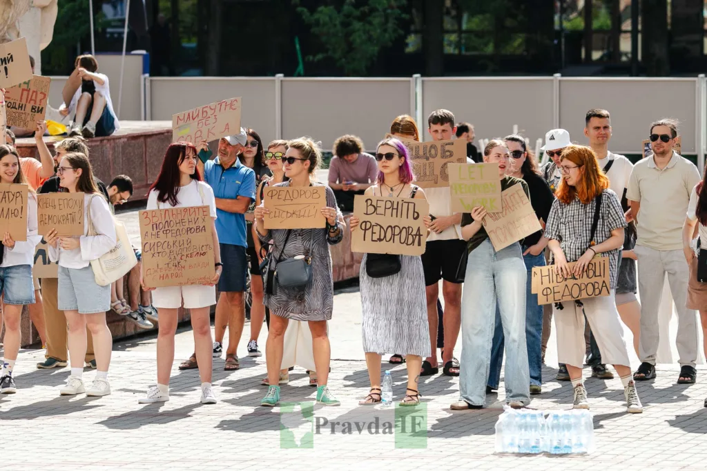 Мітинг з плакатами на вулиці