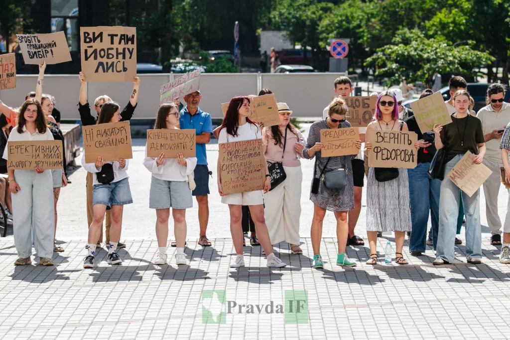 Мітинг людей з плакатами у центрі міста