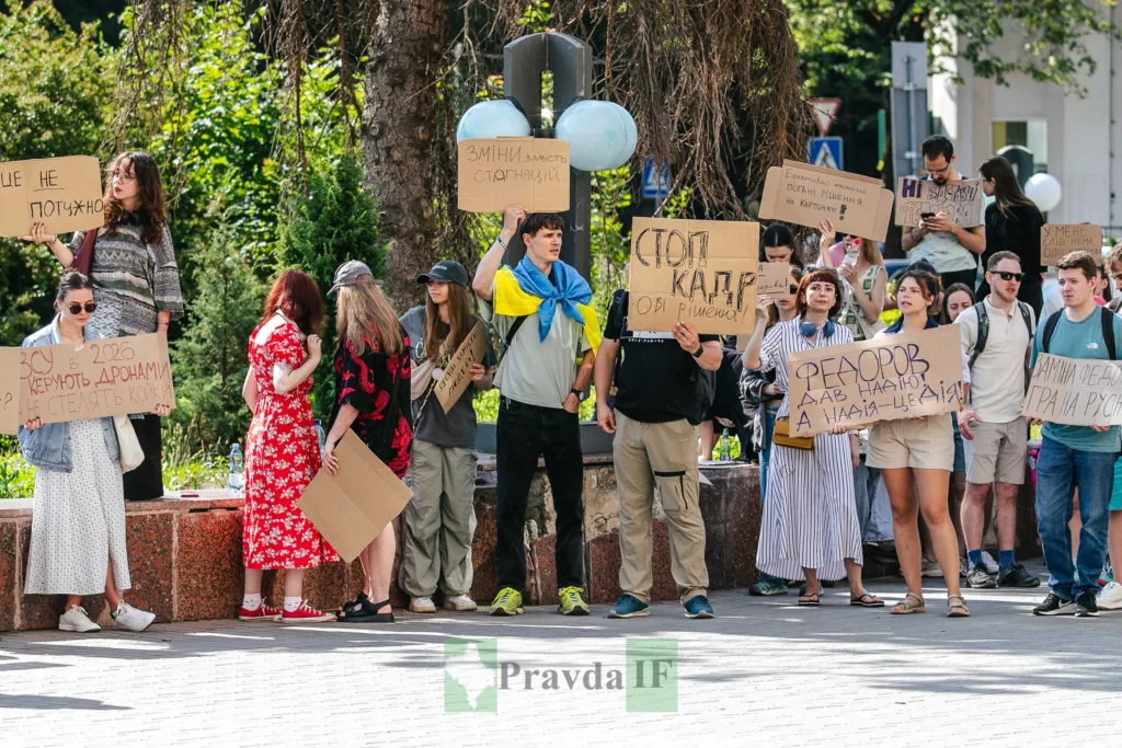 Мирна демонстрація людей з плакатами в Україні