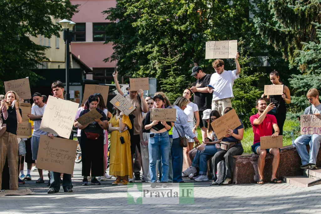 Мирний протест людей з плакатами на вулиці