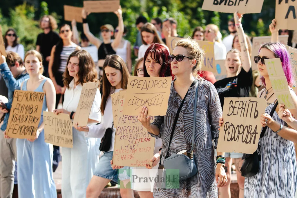 Протест у місті з плакатами та учасниками