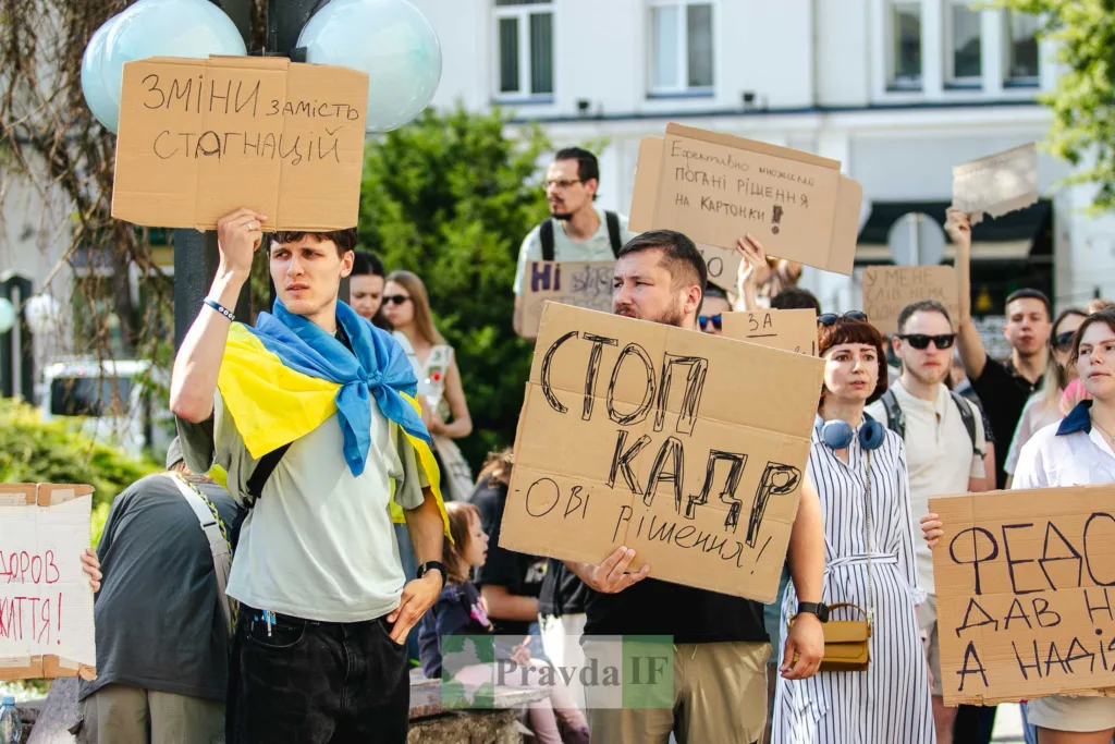 Мирний протест з плакатами у центрі міста