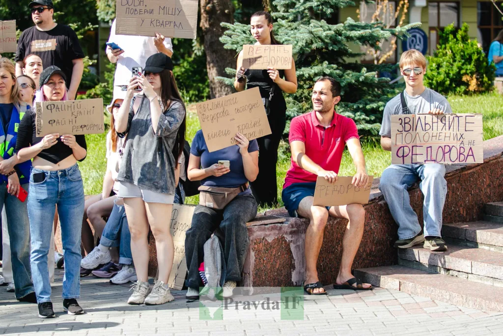 Мітинг з плакатами на вулиці в Україні