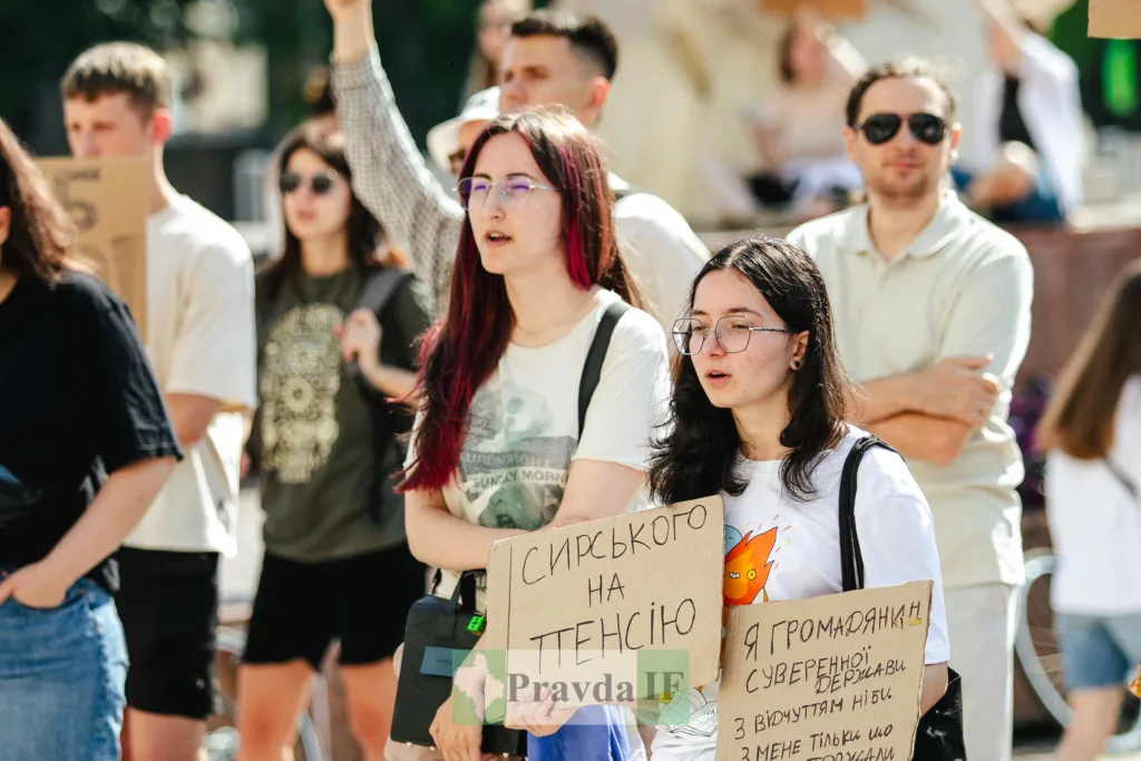 Мітинг люди тримають плакати на вулиці