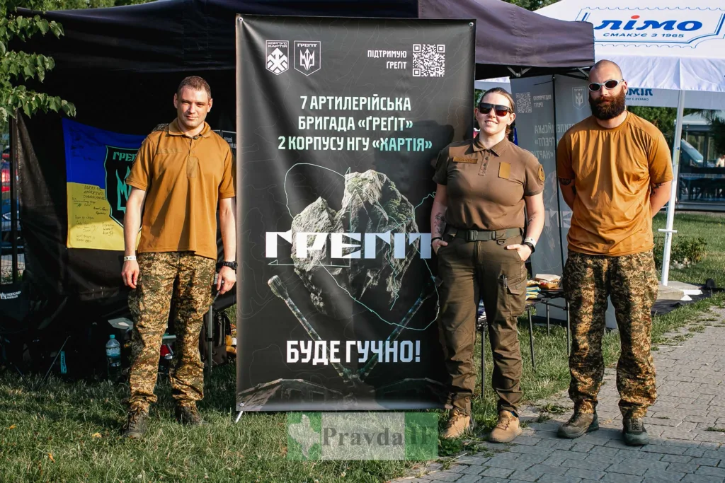 Військові біля банера артилерійської бригади Грегіт