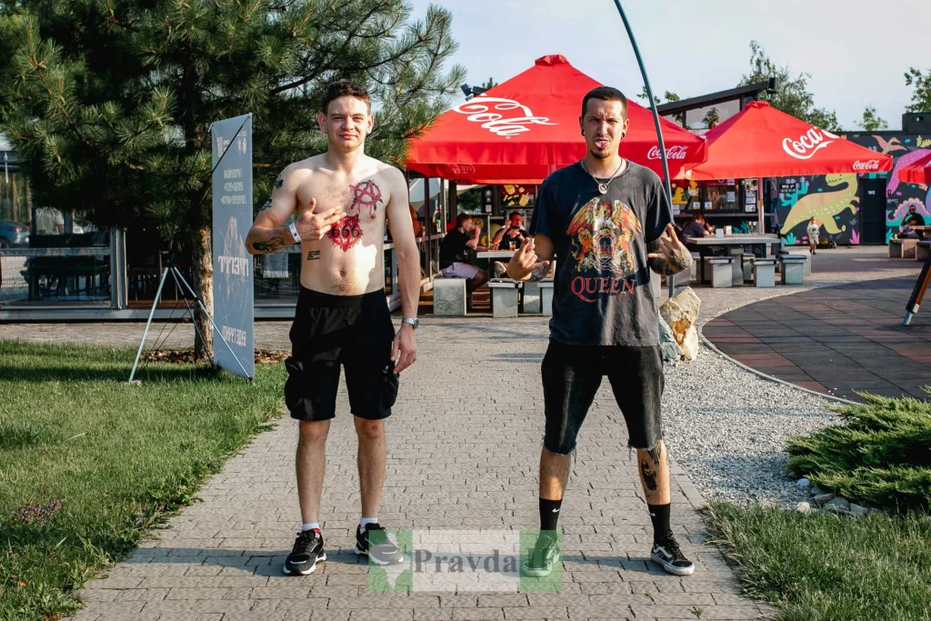 Двоє чоловіків на вулиці біля кафе