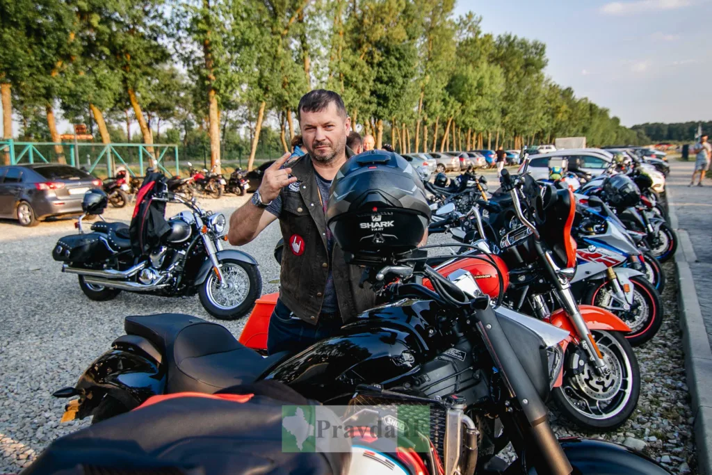 Байкер серед ряду мотоциклів на стоянці