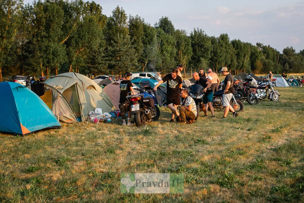 Мотозліт у кемпінгу з наметами на природі
