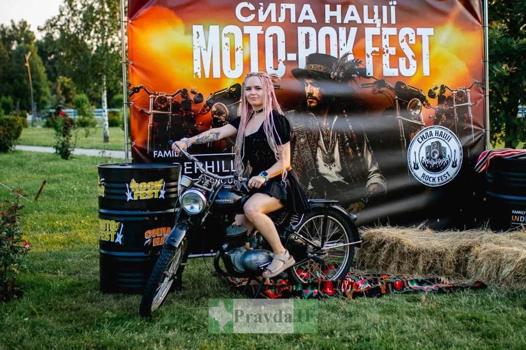 Жінка на мотоциклі на фестивалі MOTO-ROK FEST
