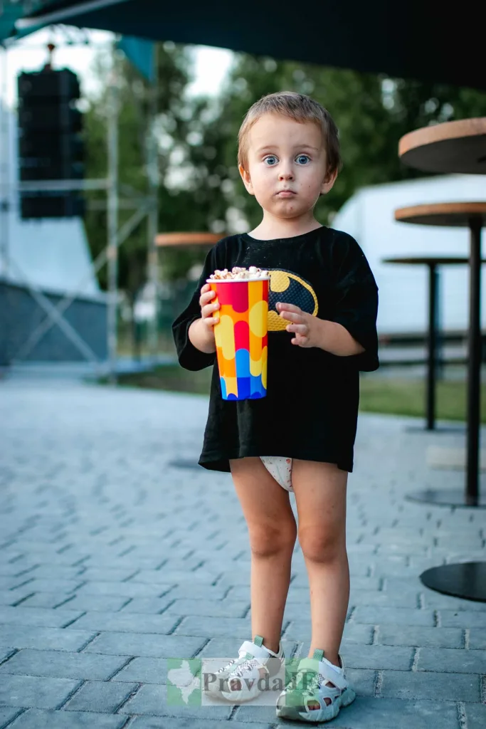 Малюк з попкорном на вулиці