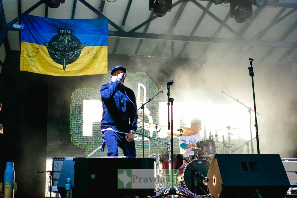 Музичний виступ на сцені з українським прапором