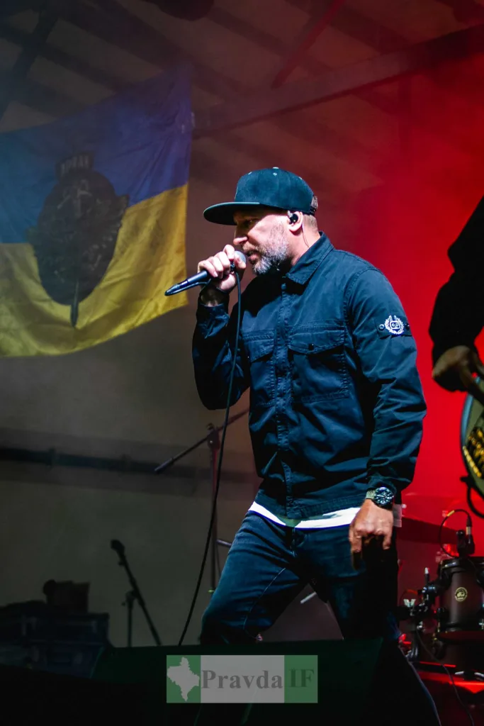 Співак виступає на сцені з мікрофоном