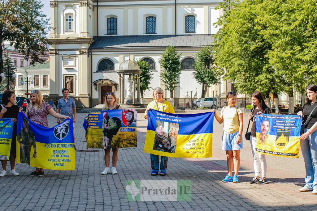 Люди тримають плакати про зниклих військових в Україні