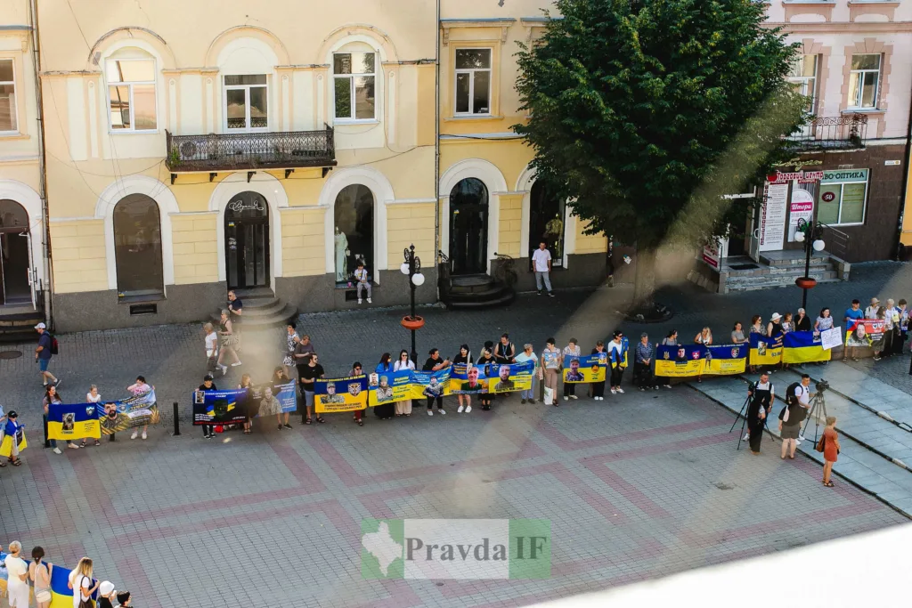 Мирна акція з українськими прапорами на вулиці
