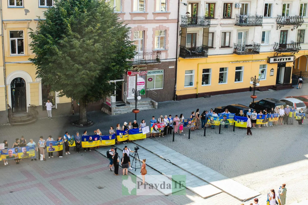 Мирна акція з українськими прапорами на вулиці