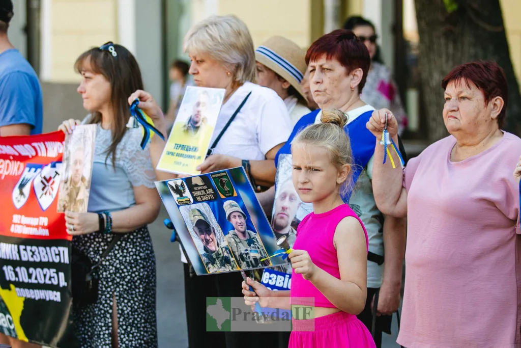 Люди тримають фото зниклих українських військових