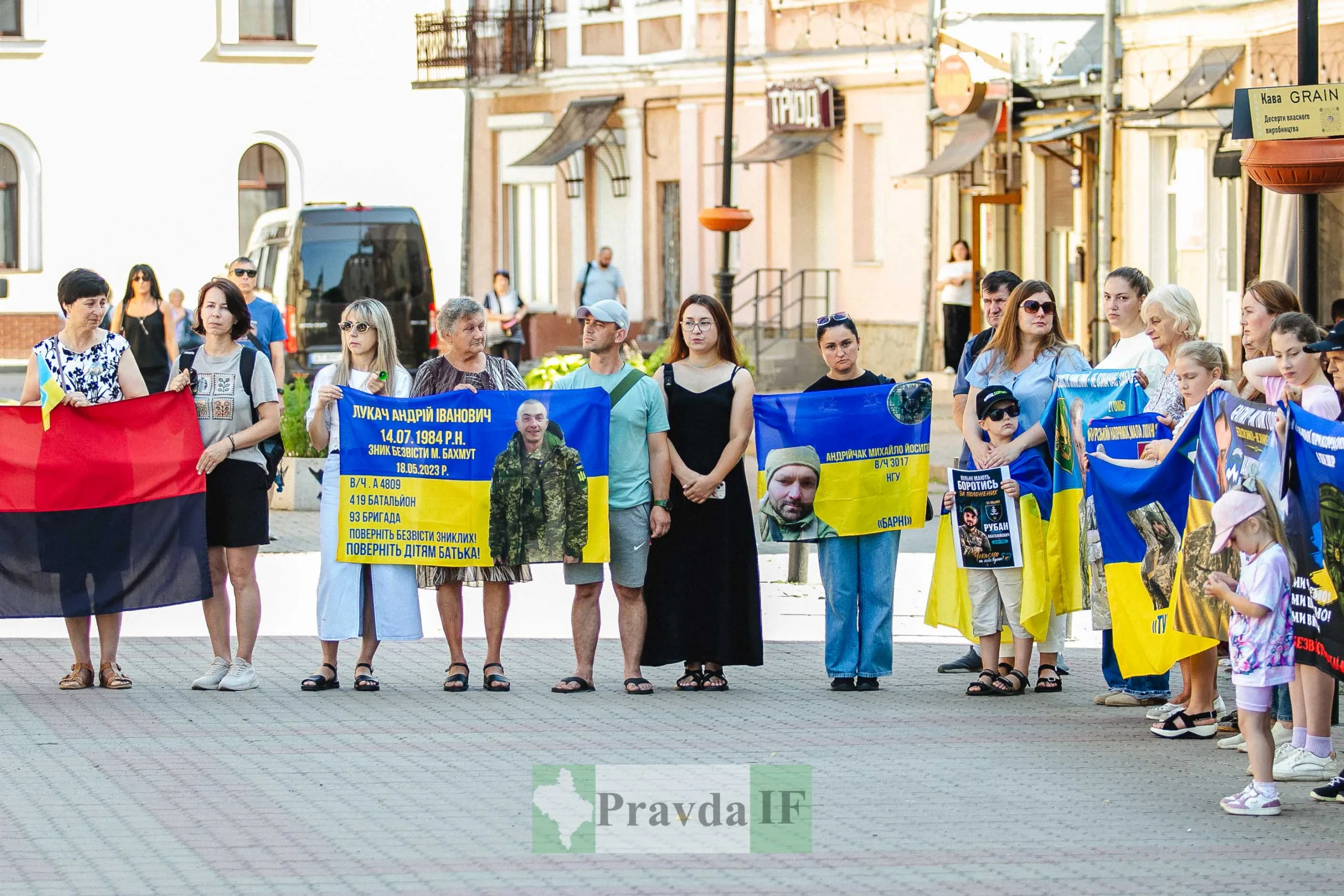 Мітинг із плакатами про зниклих українських військових