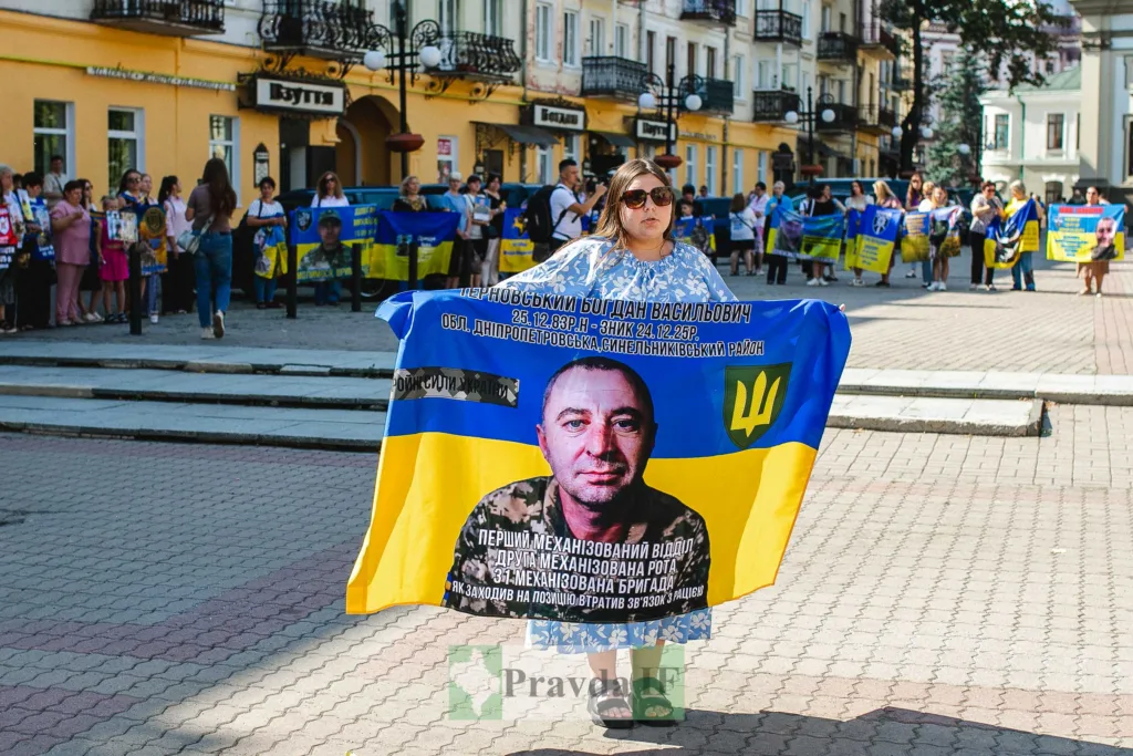 Мітинг з українськими прапорами та портретами військових