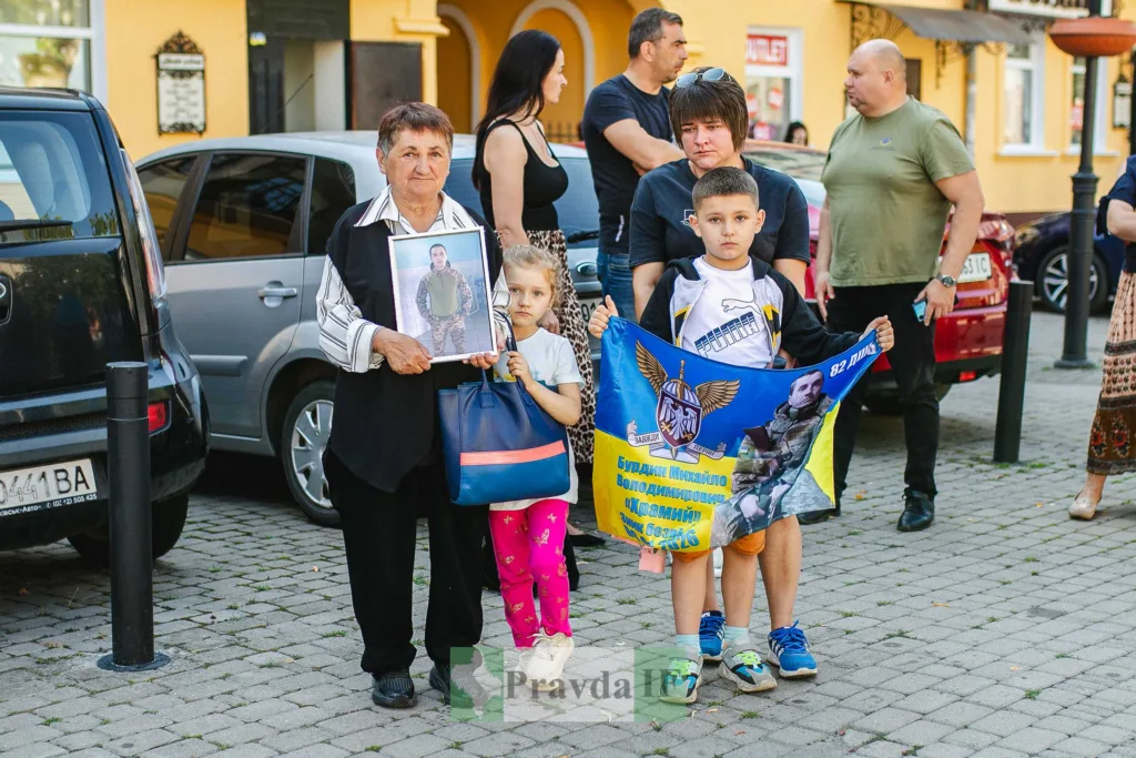 Родина вшановує українського військового на вулиці