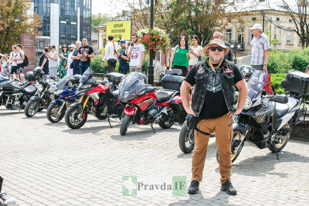 Мотозліт у місті з учасниками та мотоциклами