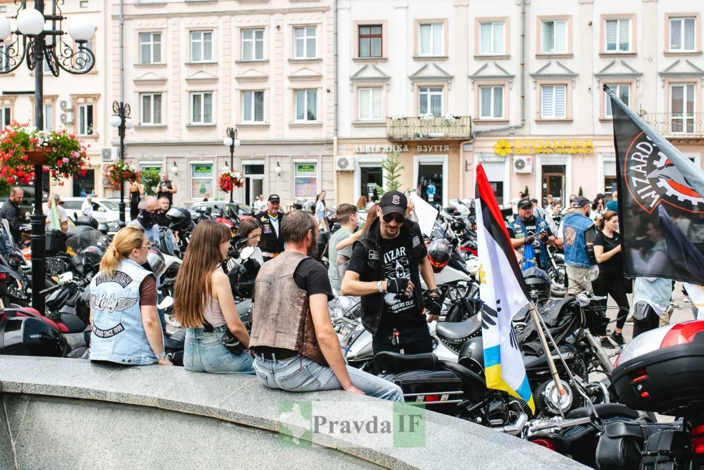 Зустріч байкерів у центрі міста
