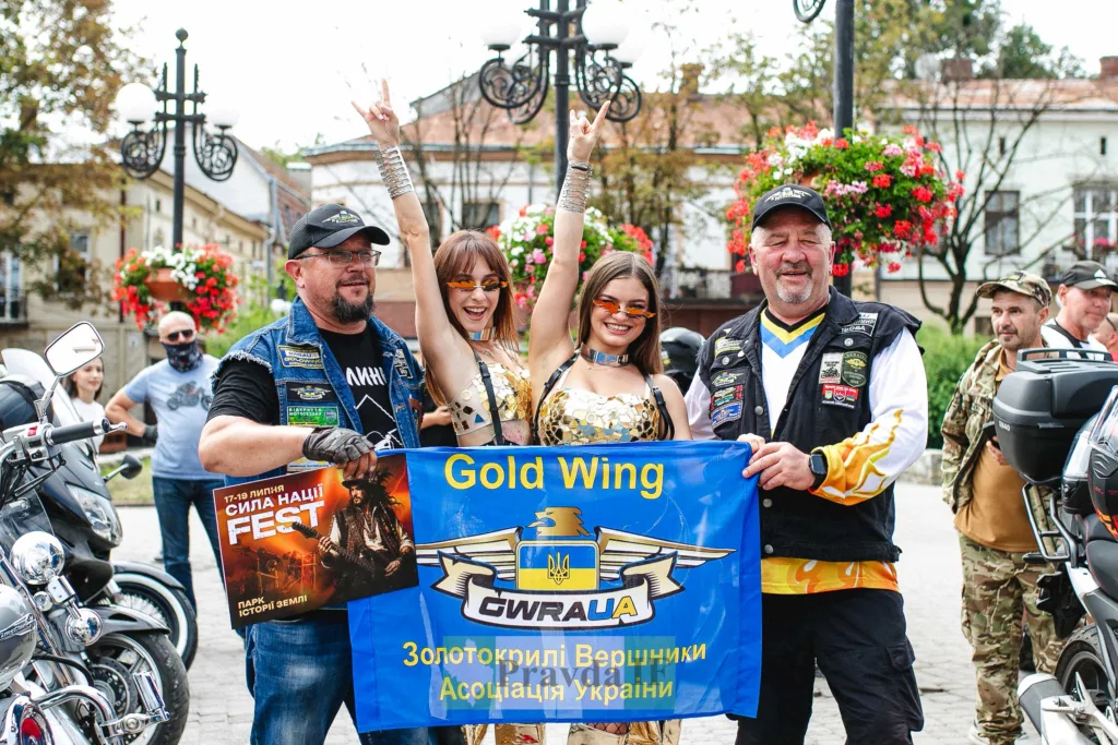 Українські байкери тримають прапор Gold Wing