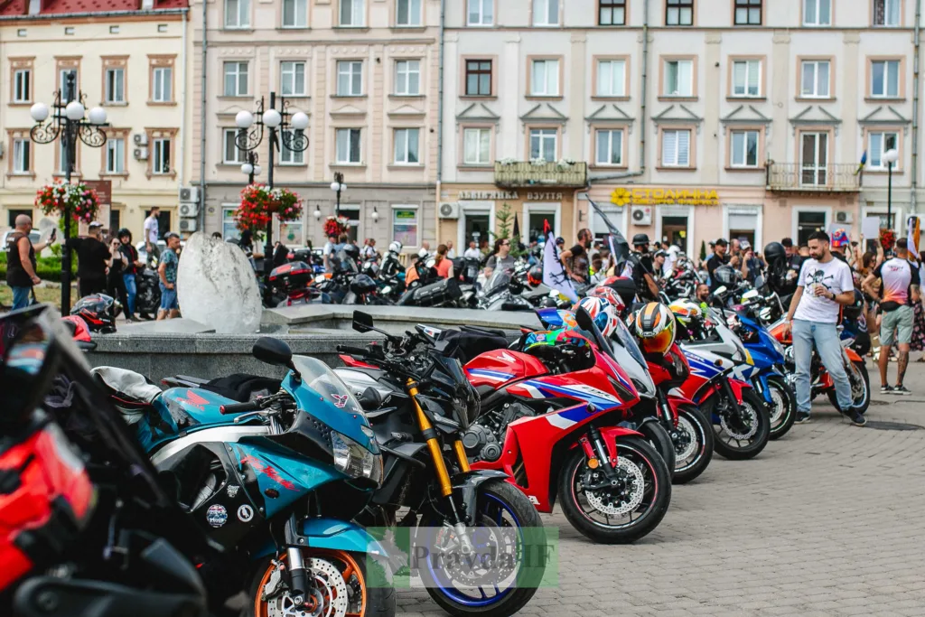 Мотоцикли на площі під час фестивалю байкерів