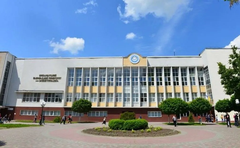 Головний корпус університету з людьми на подвір’ї