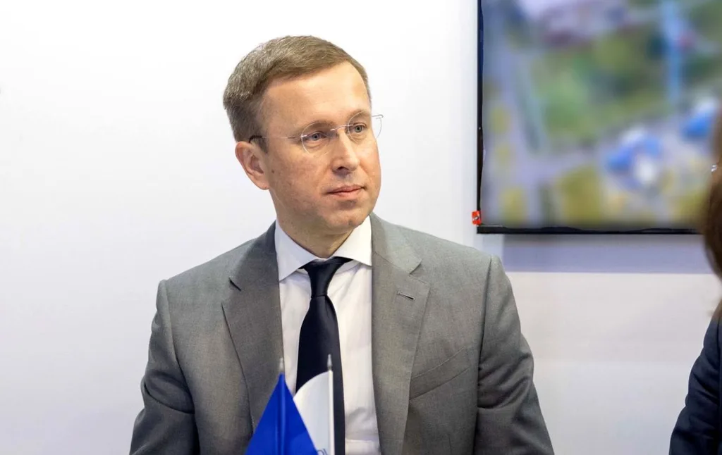 Чоловік у сірому костюмі на діловій зустрічі