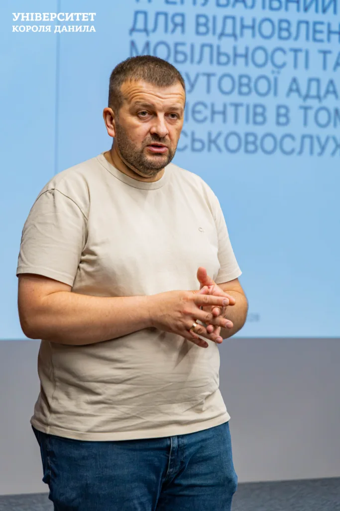 Чоловік виступає університеті Короля Данила