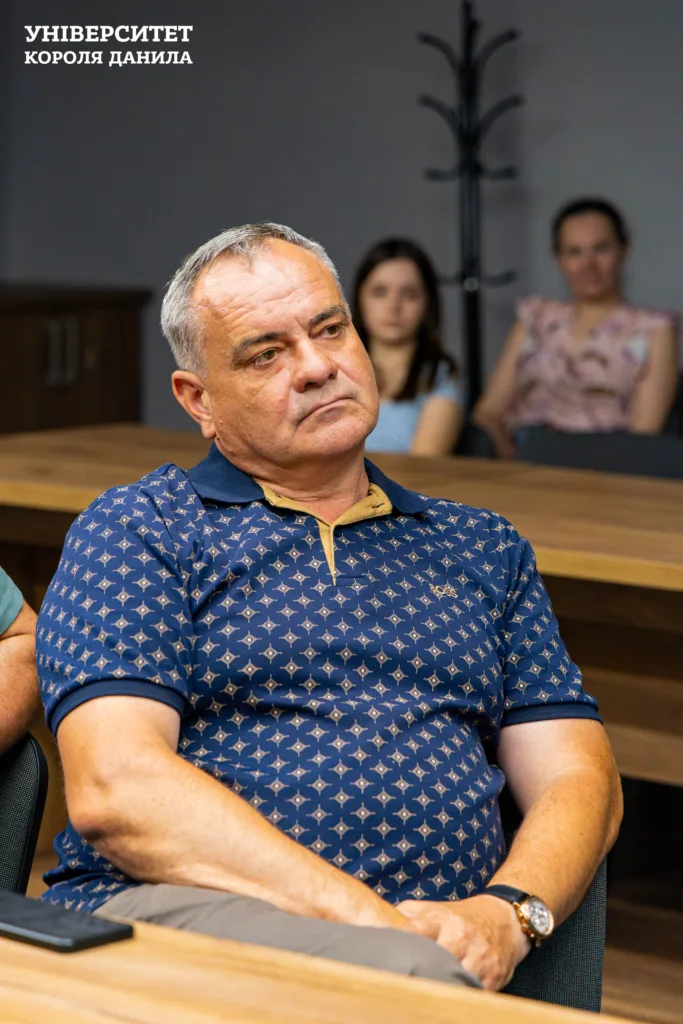 Чоловік на лекції в Університеті Короля Данила