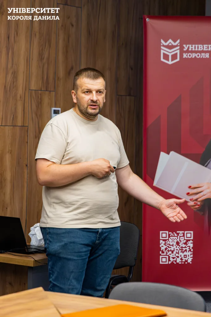 Викладач проводить лекцію в Університеті Короля Данила
